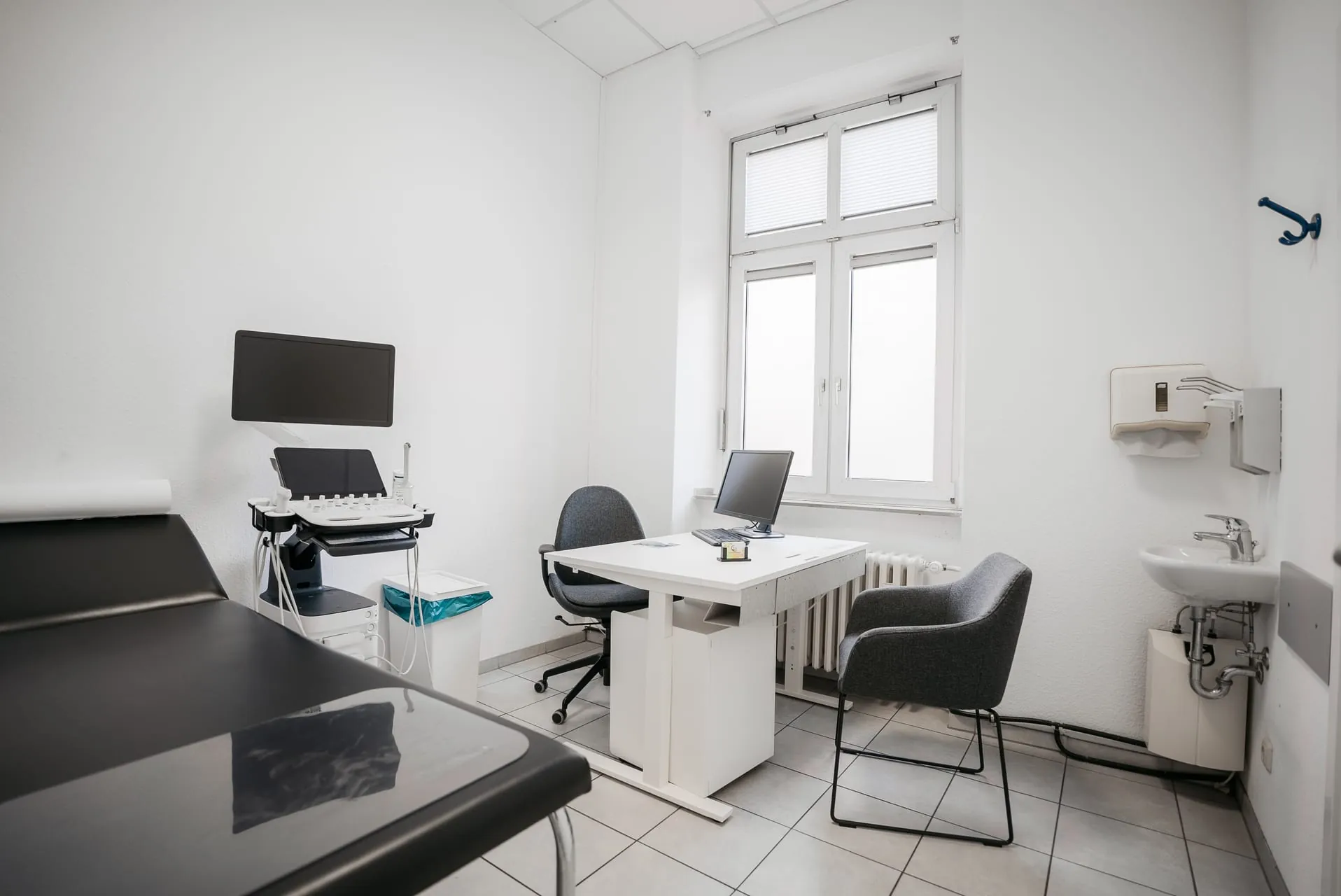 Behandlungsraum der Urologie Mainz mit Ultraschall und Liege