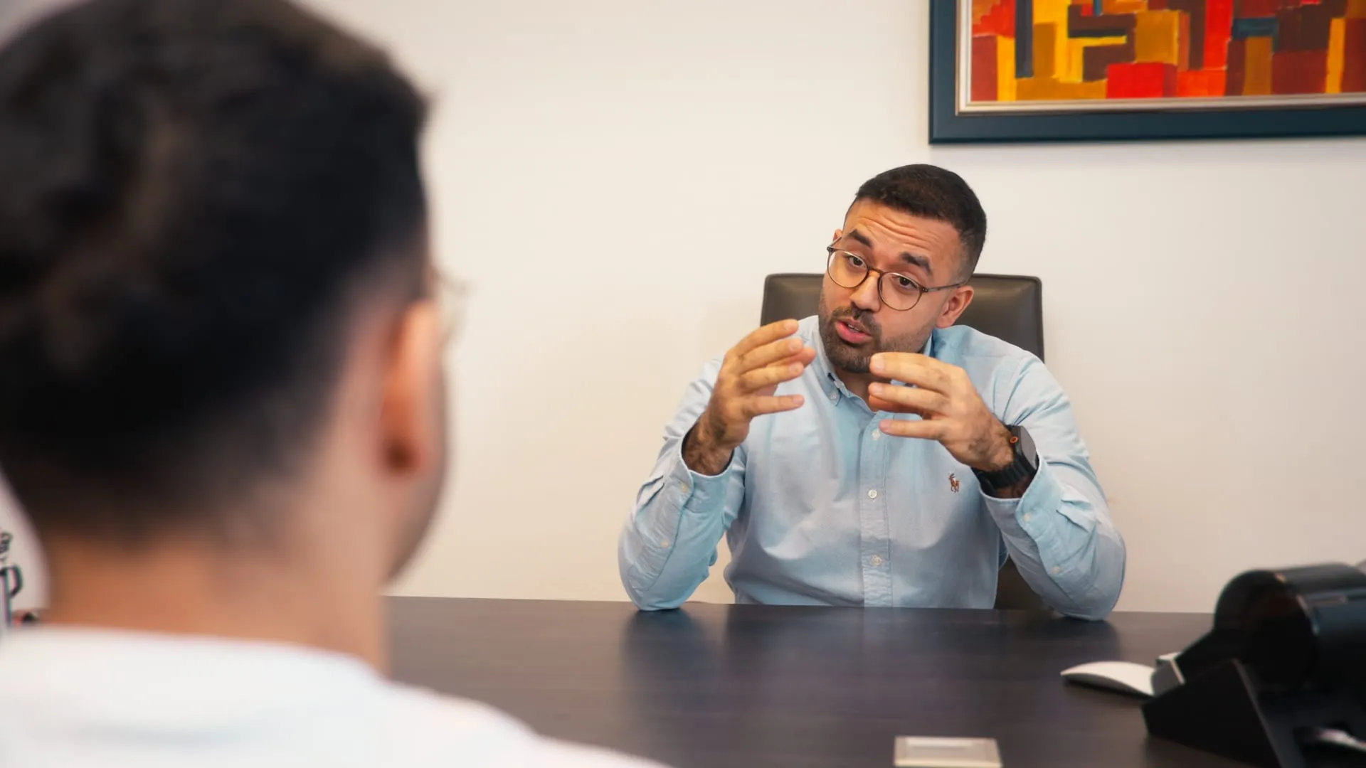 Dr. Afghanyar im persönlichen Beratungsgespräch