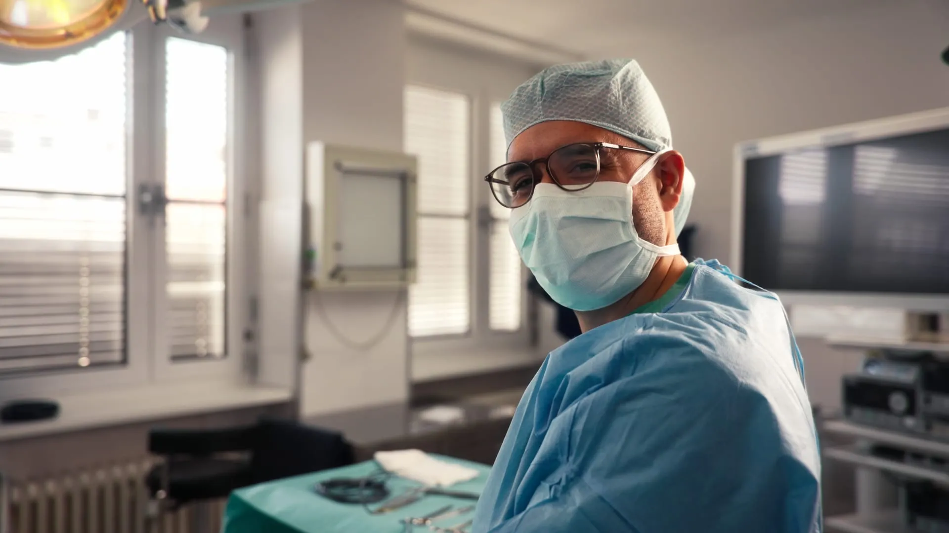 Dr. Afghanyar konzentriert beim ambulanten Eingriff im OP