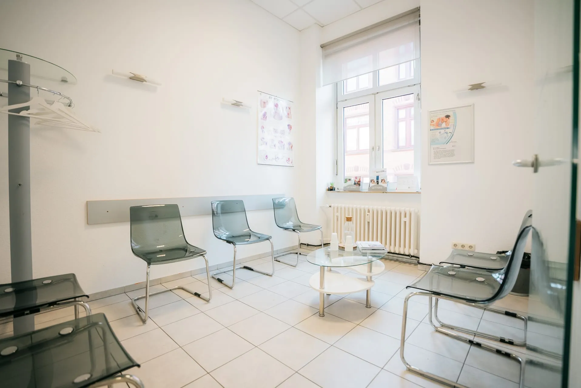 Wartezimmer der Urologie Mainz mit transparenten Stühlen